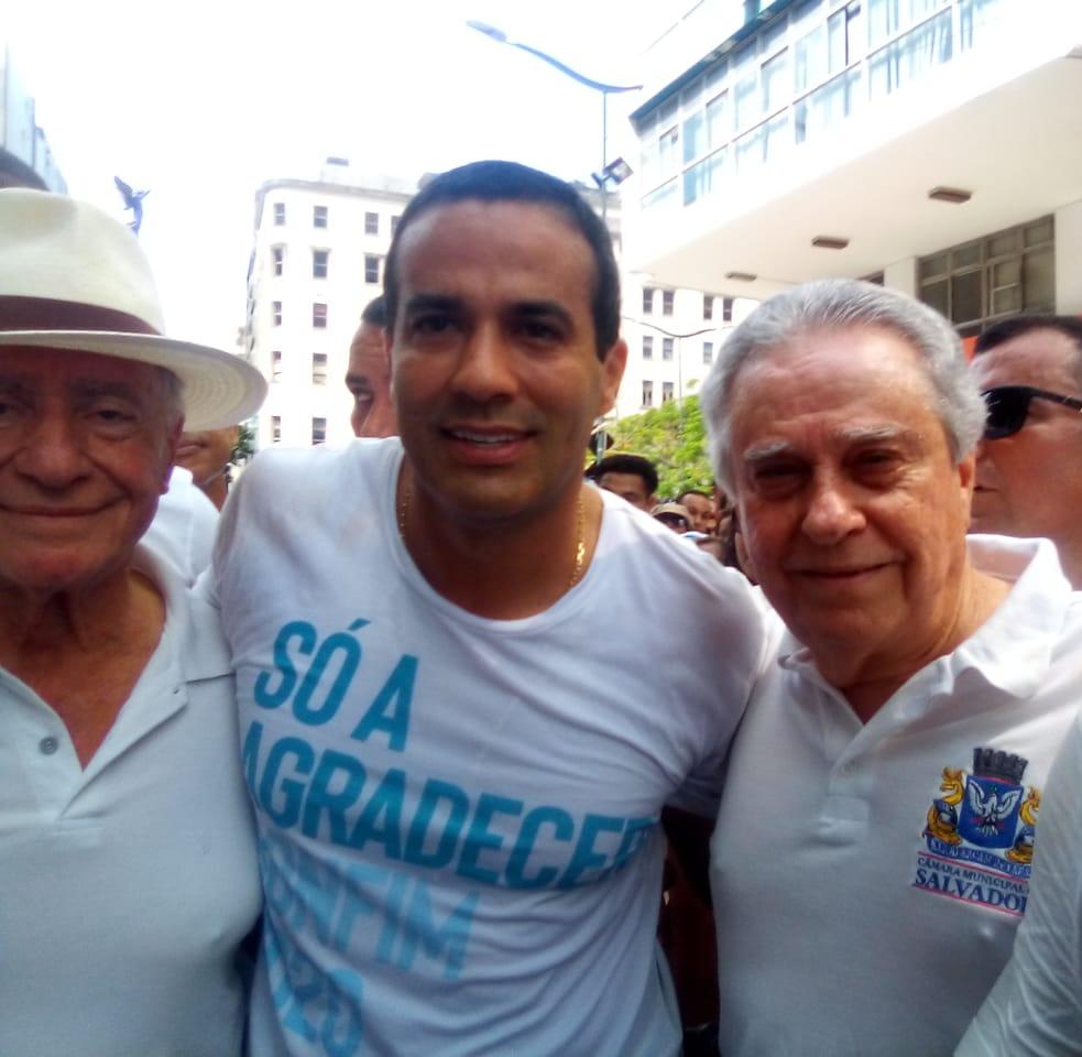 O vereador Pedro Godinho (MDB), à esquerda, acompanhou o cortejo ao lado do vice-prefeito, Bruno Reis 