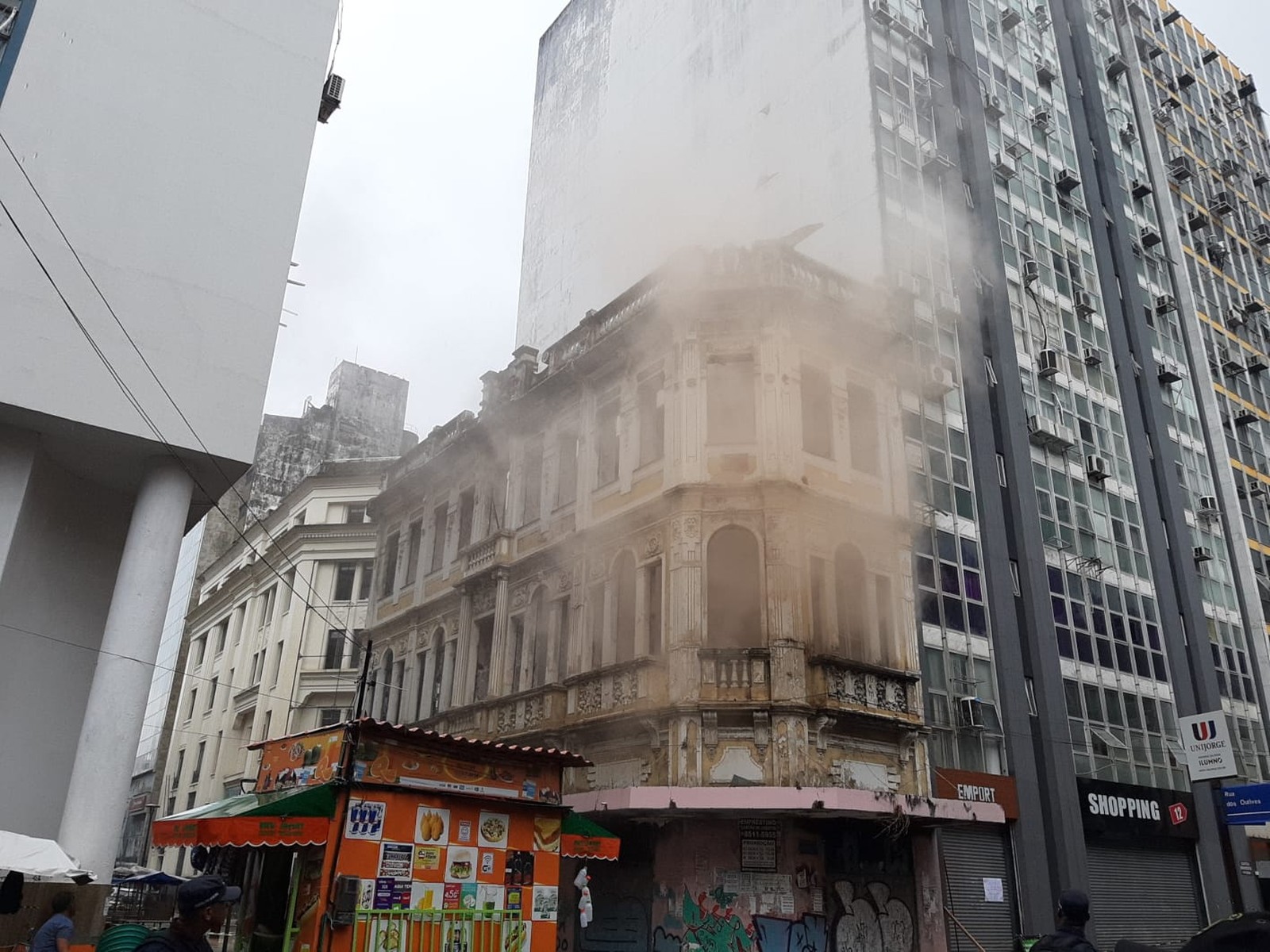 Casarão abandonado e tombado, no bairro do Comércio Casarão abandonado e tombado, no bairro do Comércio