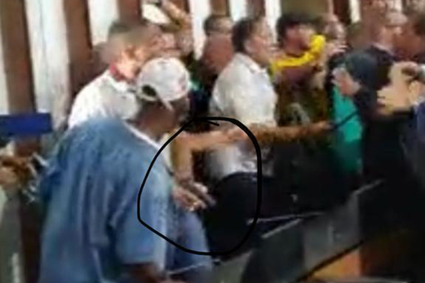 Imagem de Manifestante tira arma em discussão com deputado e colegas decidem votar, depois de invasão à Assembleia Imagem de Manifestante tira arma em discussão com deputado e colegas decidem votar, depois de invasão à Assembleia