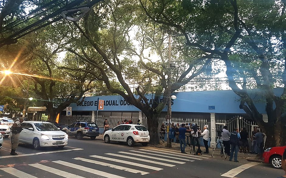 Colégio Estadual Odorico Tavares, no Corredor da Vitória, foi ocupado por cerca de 30 estudantes e ex-alunos na tarde desta terça-feira (21)