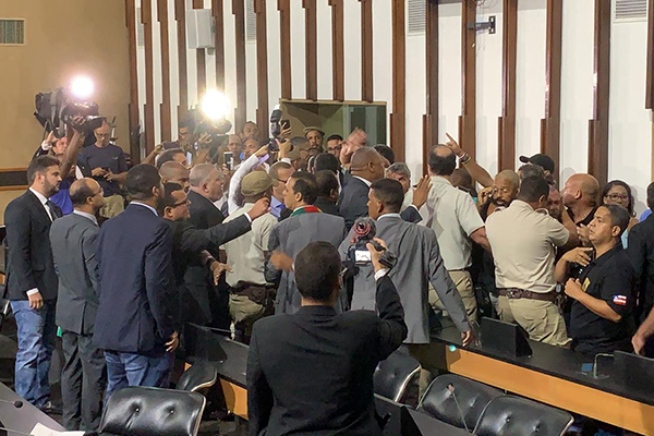 Plenário da Assembleia é invadido por manifestantes depois que sessão é suspensa na tentativa de acalmar os ânimos Plenário da Assembleia é invadido por manifestantes depois que sessão é suspensa na tentativa de acalmar os ânimos