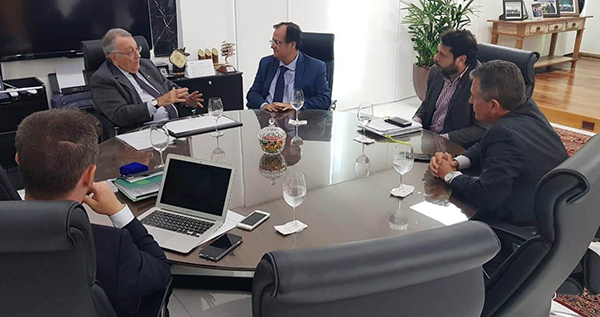O diretor-geral da ADAB), Maurício Bacelar, em reunião com o presidente da Confederação da Agricultura e Pecuária, João Martins