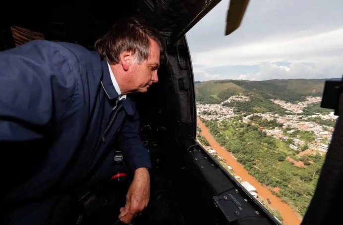 O presidente Jair Bolsonaro sobrevoou cidades atingidas pela chuva em Minas Gerais O presidente Jair Bolsonaro sobrevoou cidades atingidas pela chuva em Minas Gerais