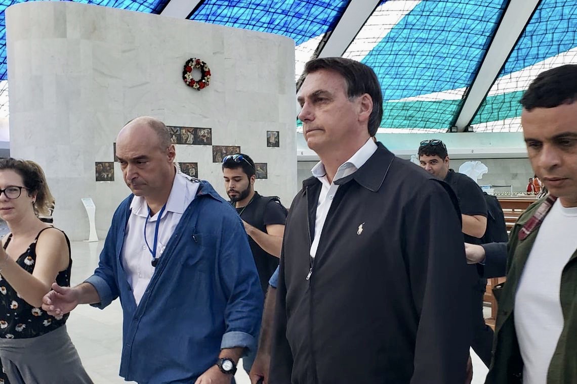Jair Bolsonaro também visitou a catedral de Brasília 