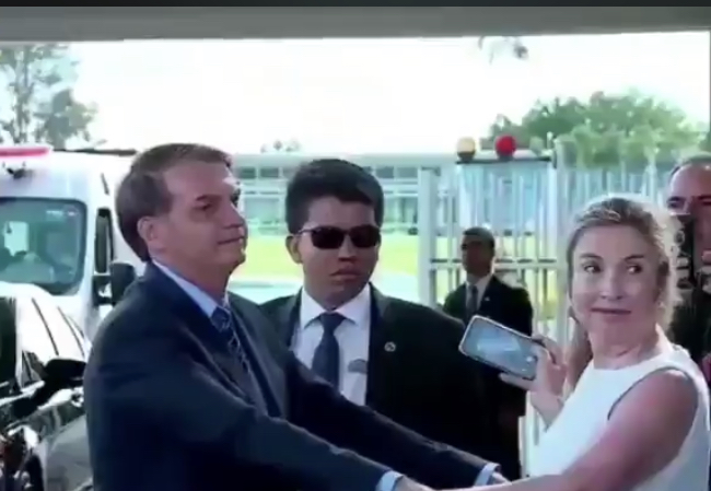 Bolsonaro na porta do Palácio nesta manhã 