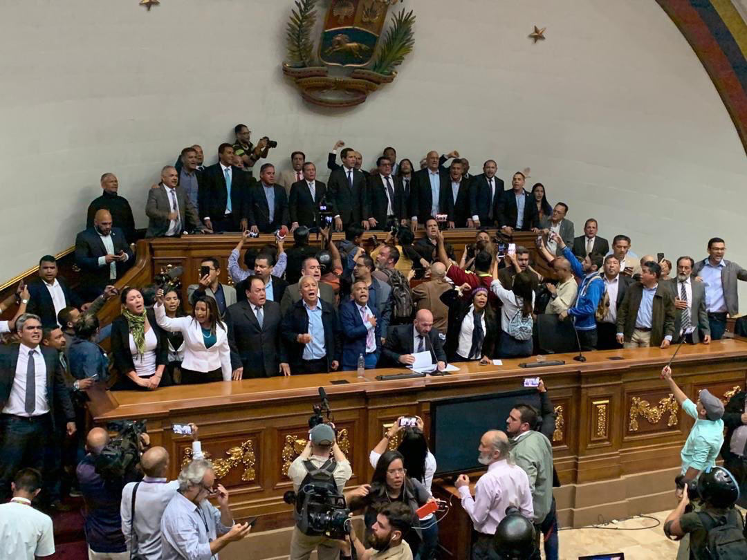 Ex-aliado da oposição Luis Parra se declarou o líder da Assembleia Nacional