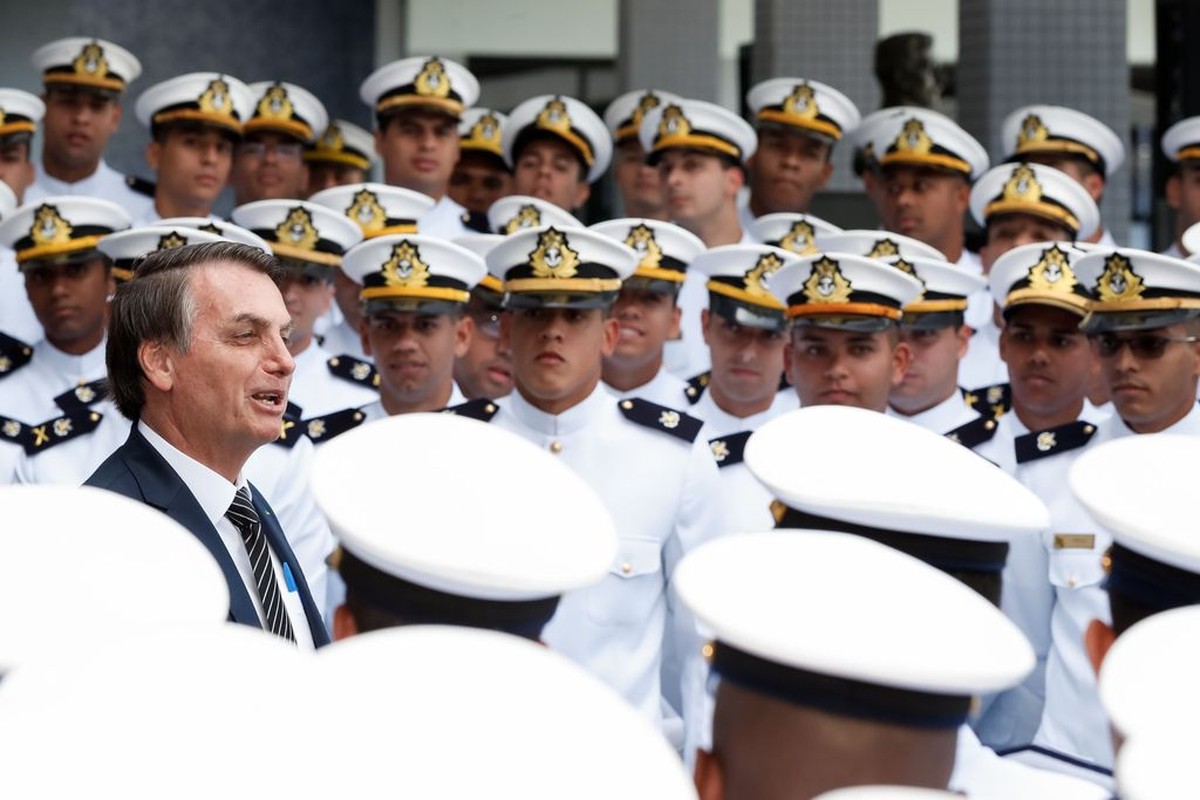 Imagem de Bolsonaro engorda estatal da Marinha e gasto militar fica ainda maior