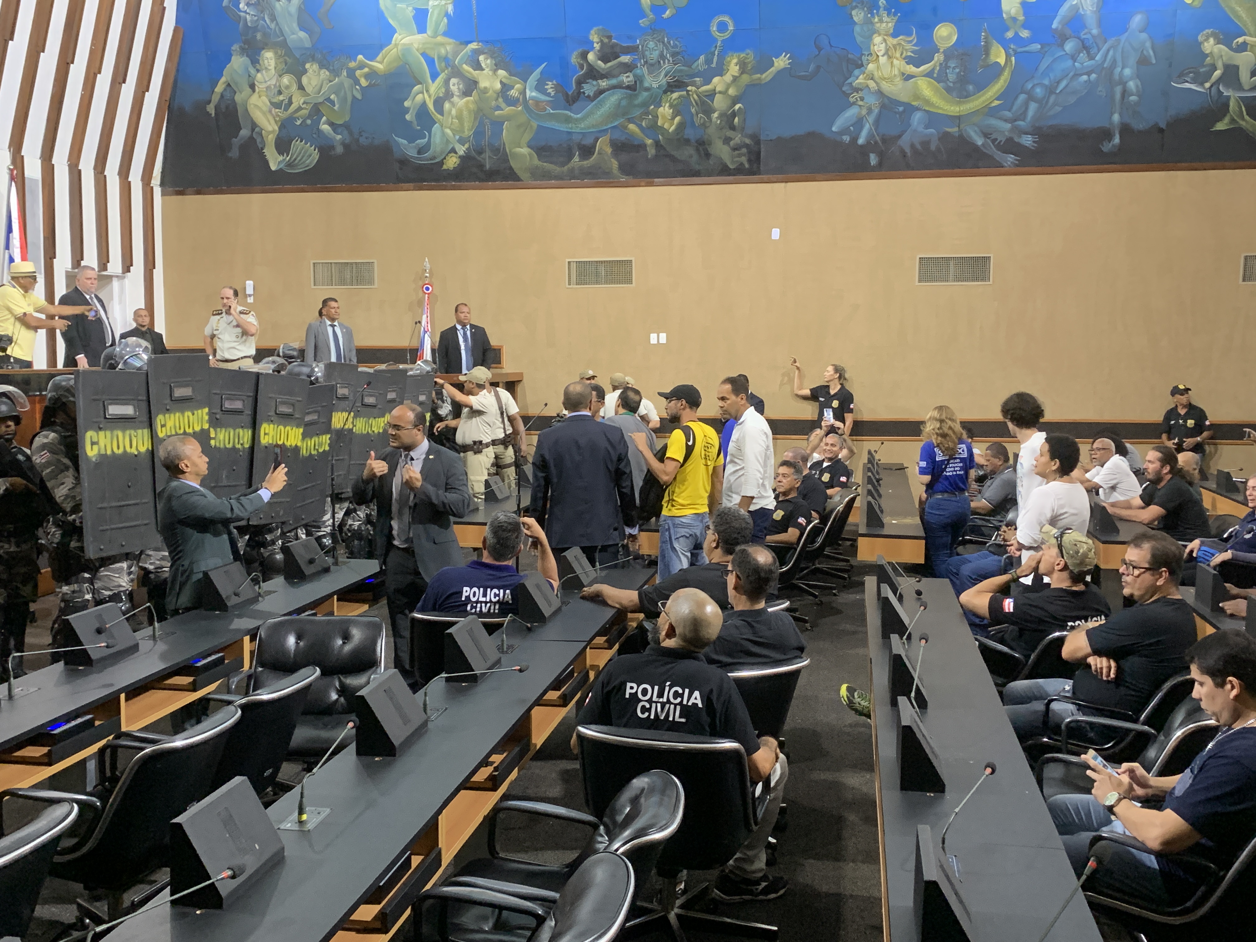 Votação aconteceu na sala de comissões após invasão do plenário 