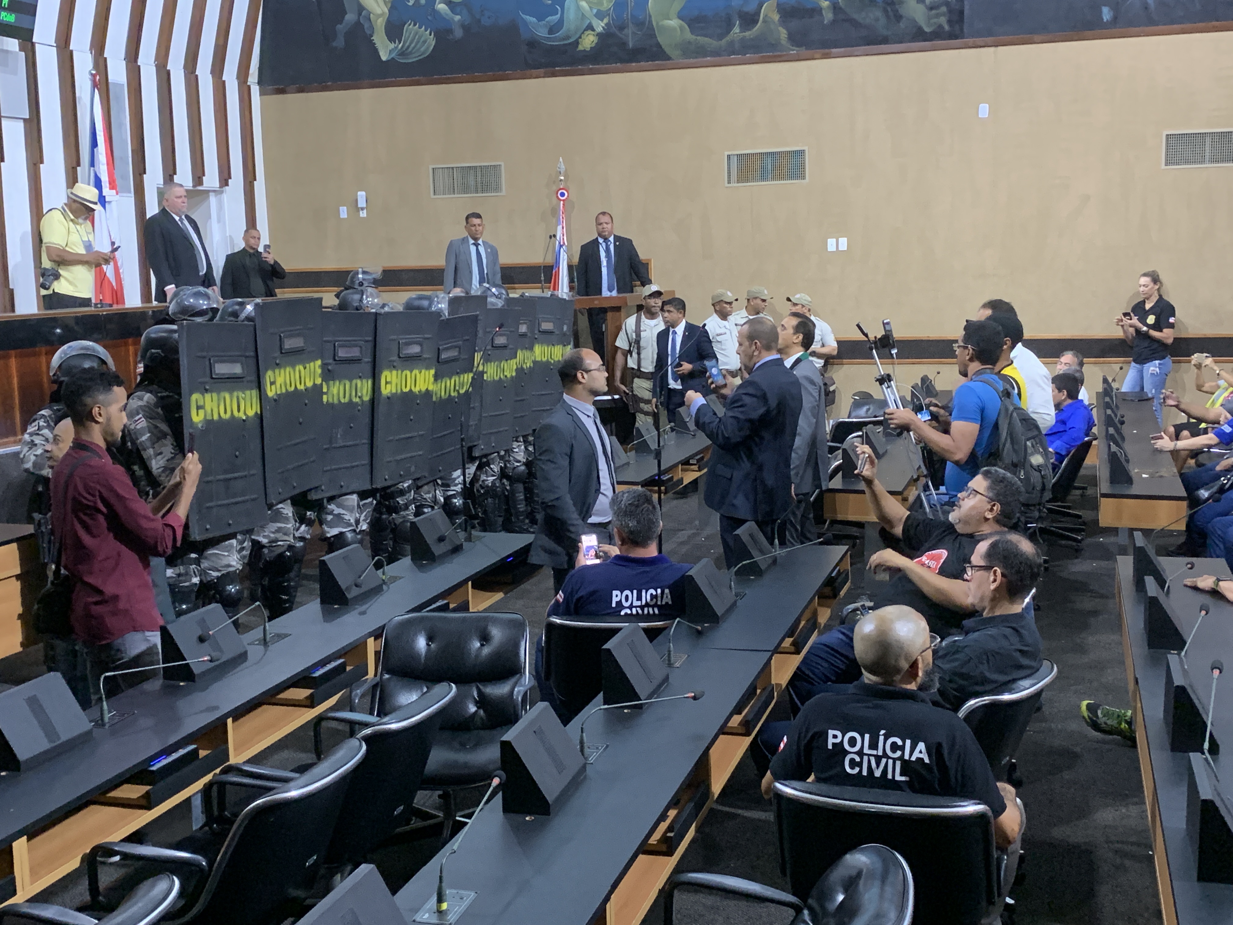 Plenário invadido por policiais civis e penais