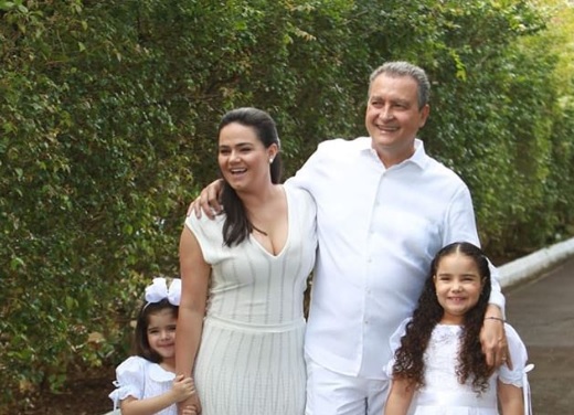 Imagem de Rui Costa completa 57 anos e posta foto ao lado da esposa e filhas: "Amor aqui tem de sobra"