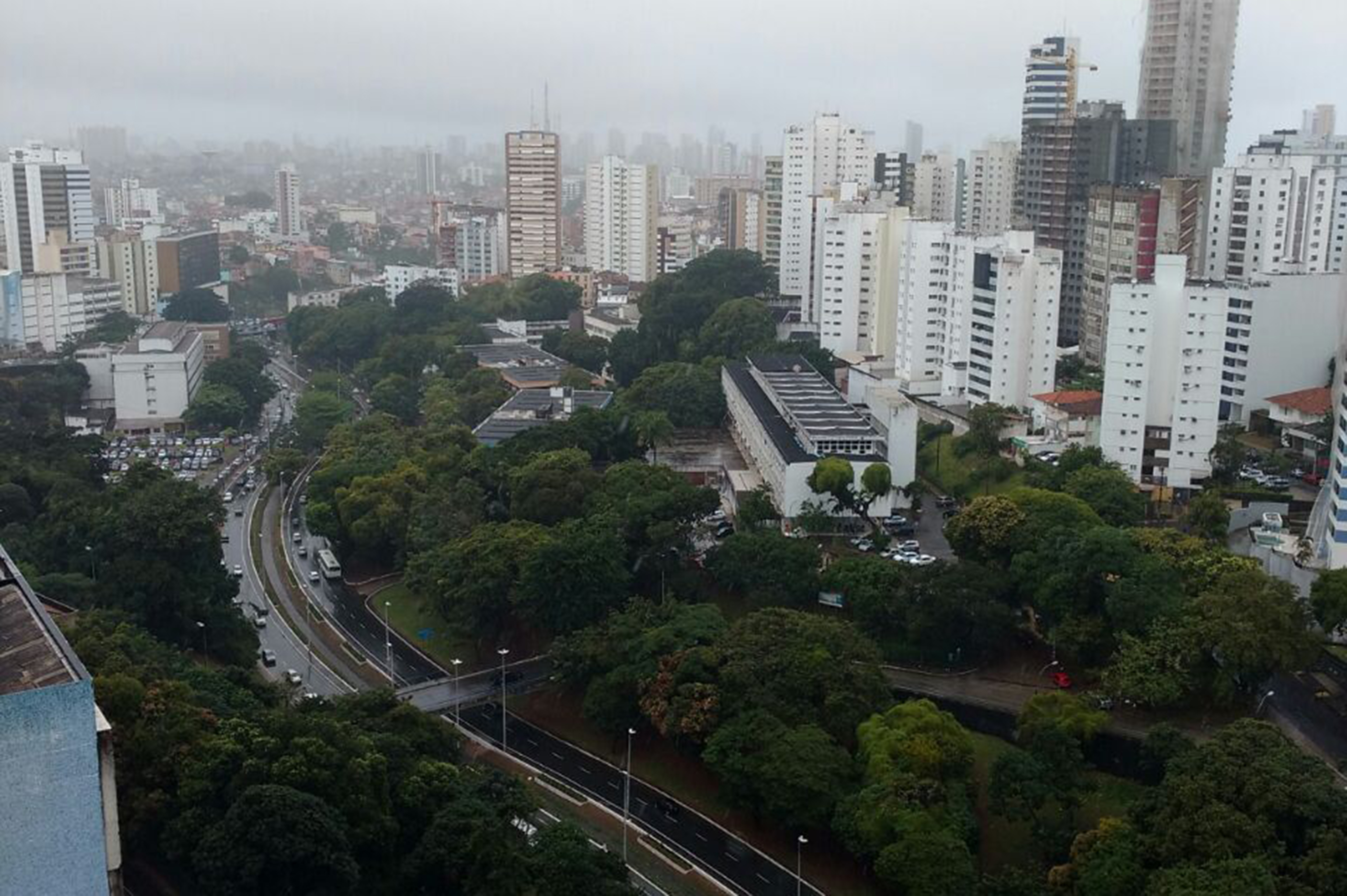 Imagem de Chuva provoca transtornos na capital nesta segunda; parte do Costa Azul fica sem energia Imagem de Chuva provoca transtornos na capital nesta segunda; parte do Costa Azul fica sem energia