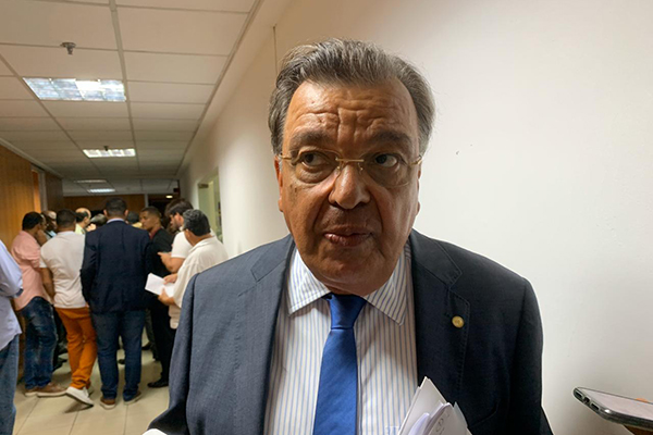 Deputado Targino Machado, líder da oposição, que liberou bancada para votar matéria revoltado com manifestantes Deputado Targino Machado, líder da oposição, que liberou bancada para votar matéria revoltado com manifestantes