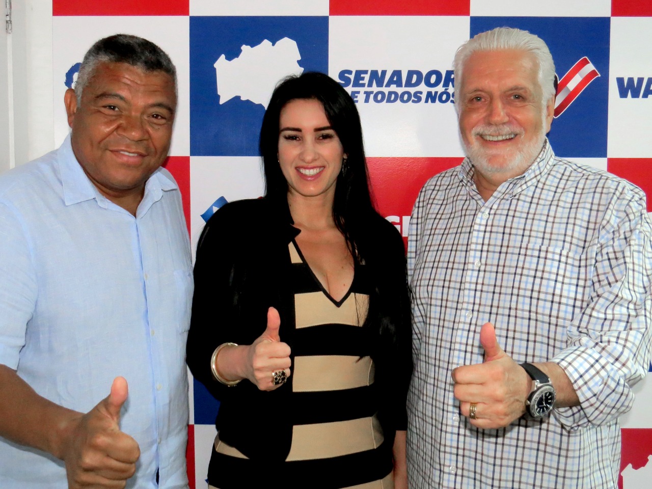 O deputado federal Valmir Assunção (PT-BA), a secretária de assistência social de Porto Seguro, Lívia Bittencourt, e o senador Jaques Wagner