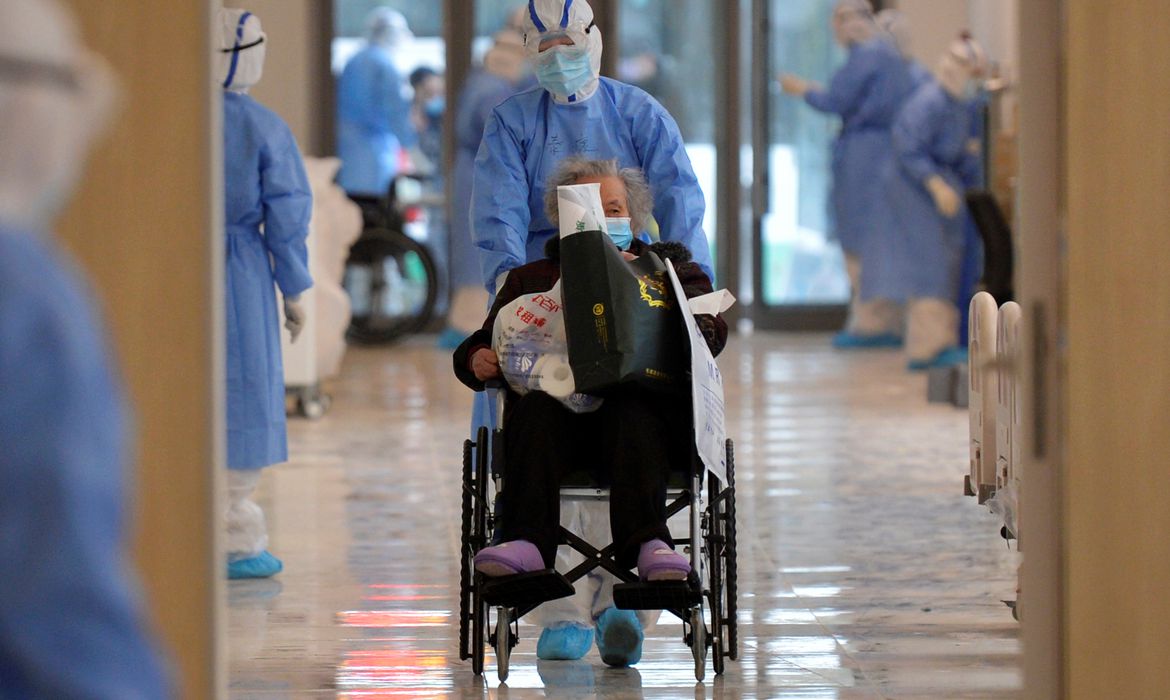 De Wuhan, província chinesa e epicentro inicial, a doença se espalhou por mais de 180 territórios e infectou mais de 1,6 milhão de pessoas De Wuhan, província chinesa e epicentro inicial, a doença se espalhou por mais de 180 territórios e infectou mais de 1,6 milhão de pessoas