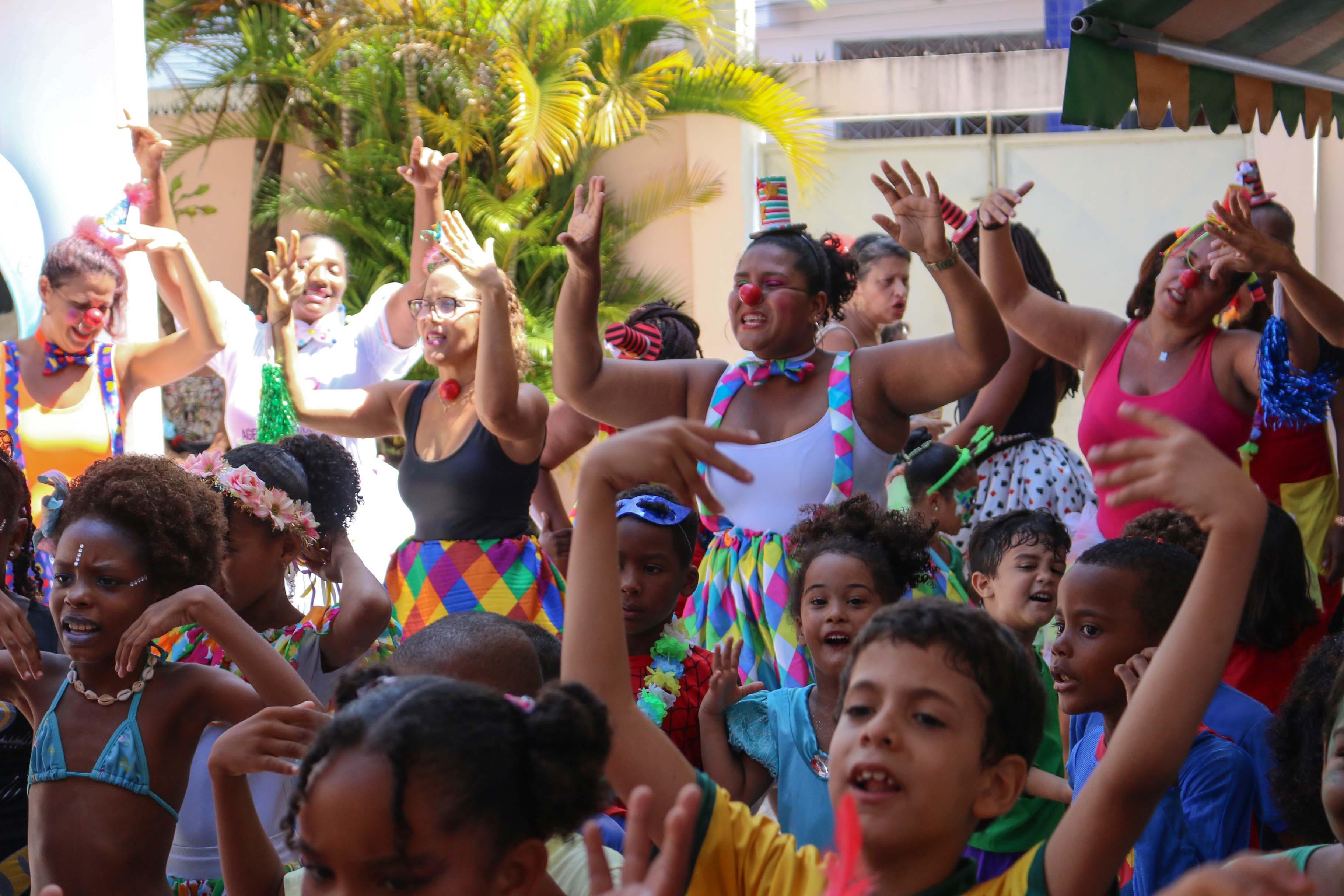 Bailinho de Carnaval, ao som de uma fanfarra e com direito brincadeiras Bailinho de Carnaval, ao som de uma fanfarra e com direito brincadeiras