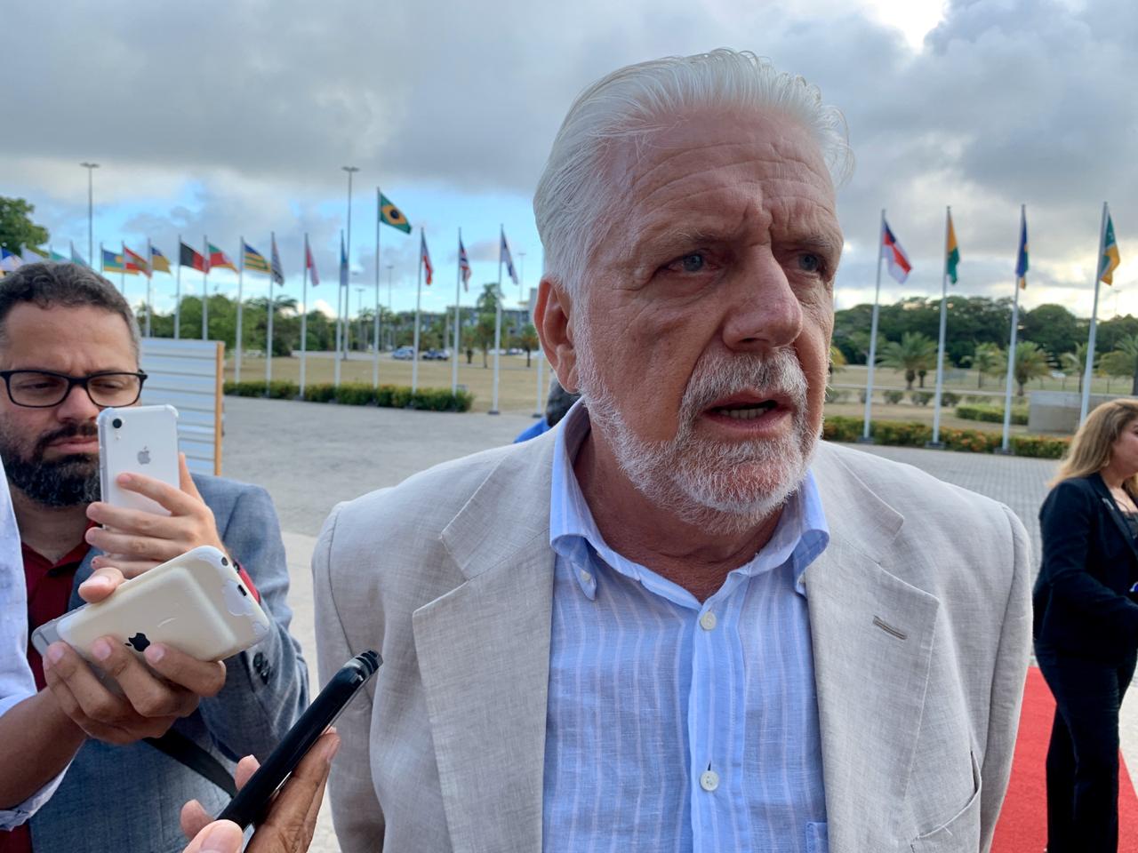 Senador Jaques Wagner hoje, ao chegar para solenidade de aniversário de 40 anos do PT na Assembleia Legislativa