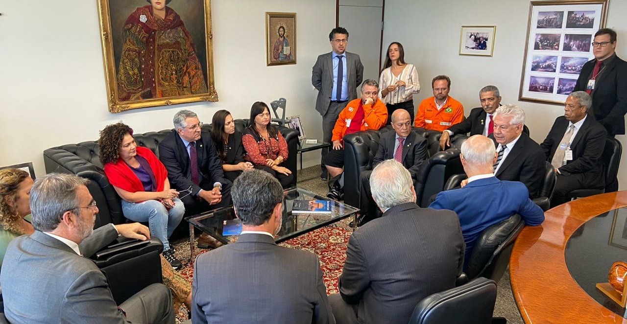 Imagem de “A greve dos petroleiros é legítima”, diz Alice Portugal em reunião com ministro do TST Imagem de “A greve dos petroleiros é legítima”, diz Alice Portugal em reunião com ministro do TST