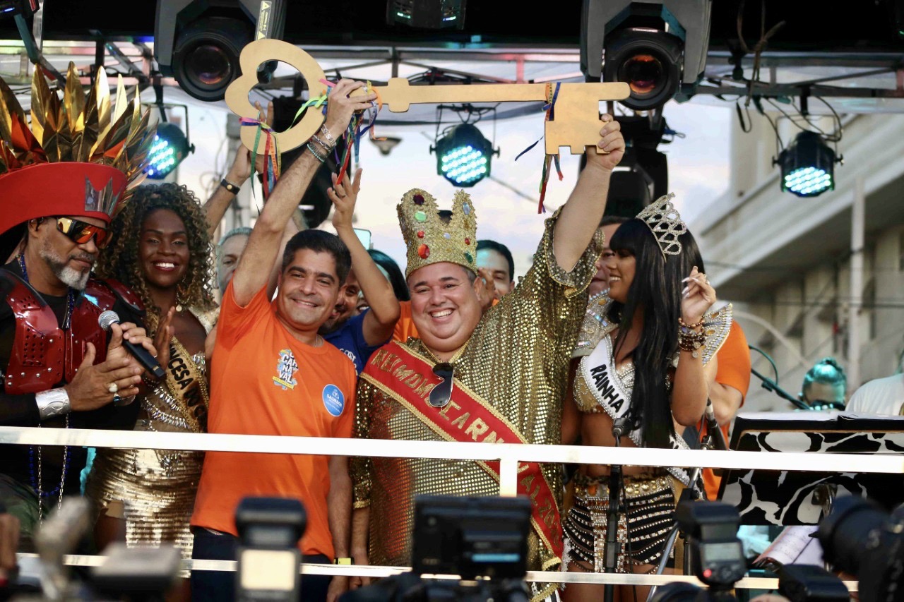 Entrega foi feita no “pranchão”, ao lado de Brown, no circuito Dodô 