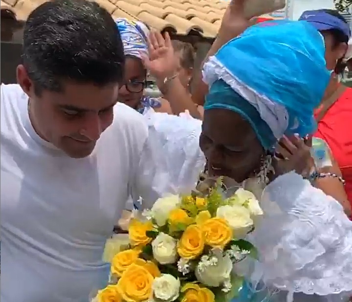 Imagem de Após reconhecer Festa de Iemanjá como Patrimônio Cultural, Neto dança com baianas; assista