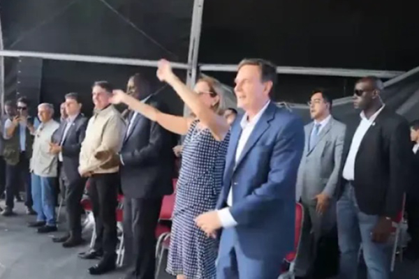 O prefeito do Rio de Janeiro, Marcelo Crivella, dança em evento gospel na presença do Presidente da República, Jair Bolsonaro, e o juiz federal Marcelo Bretas, na segunda fileira O prefeito do Rio de Janeiro, Marcelo Crivella, dança em evento gospel na presença do Presidente da República, Jair Bolsonaro, e o juiz federal Marcelo Bretas, na segunda fileira