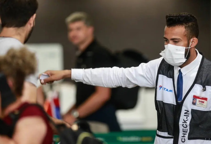 Funcionário usa máscara no aeroporto de Cumbica, em Guarulhos (SP) 