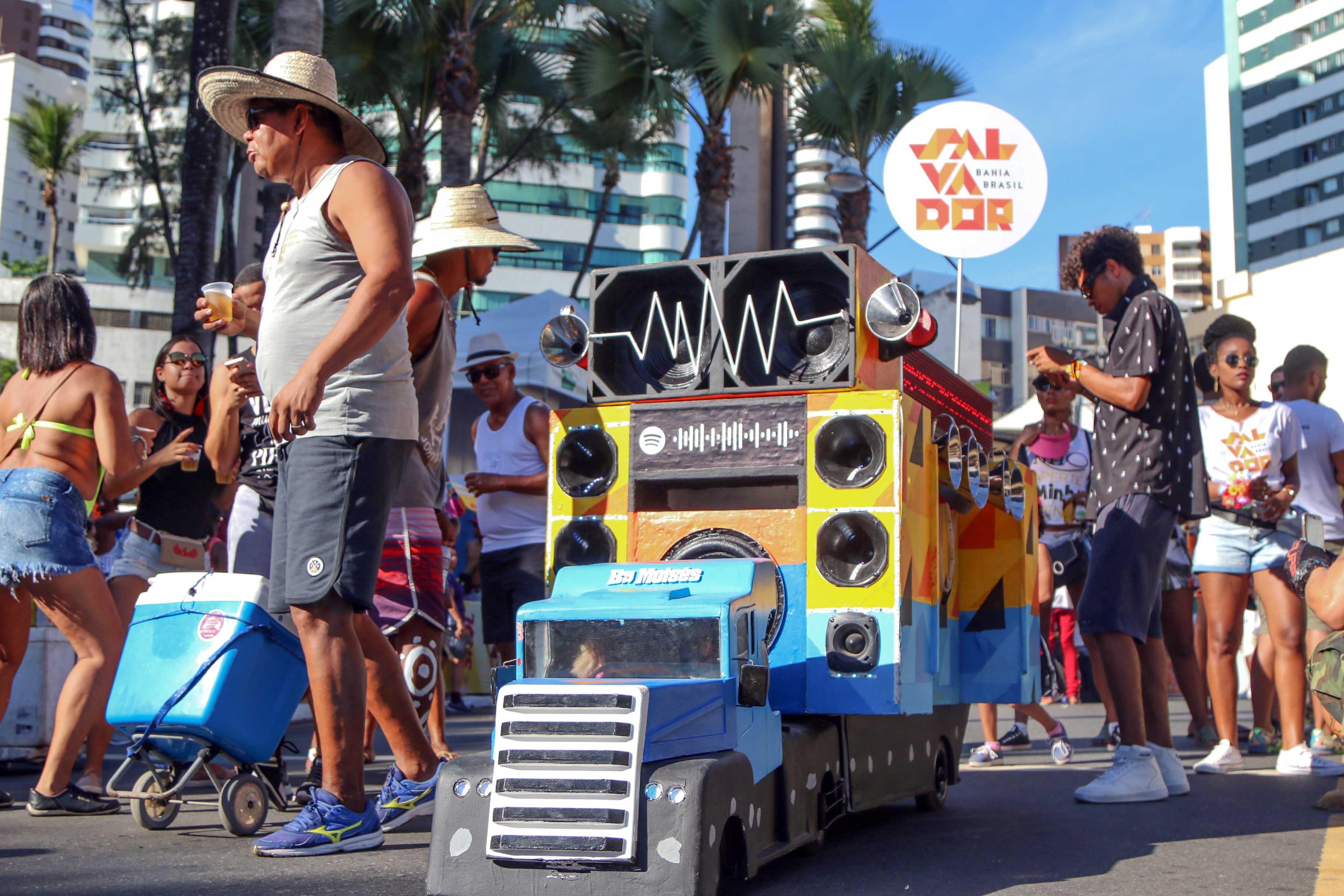 Mais de 80 atrações sem cordas desfilam no circuito Orlando Tapajós