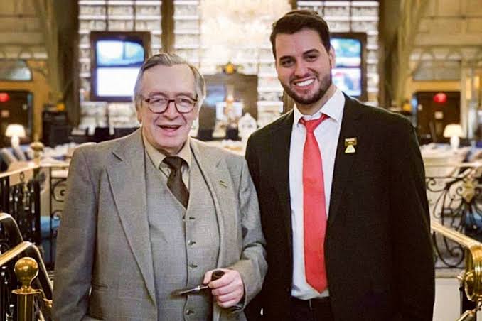 Imagem de Assessor de Bolsonaro dá aulas sobre Olavo de Carvalho, diz coluna