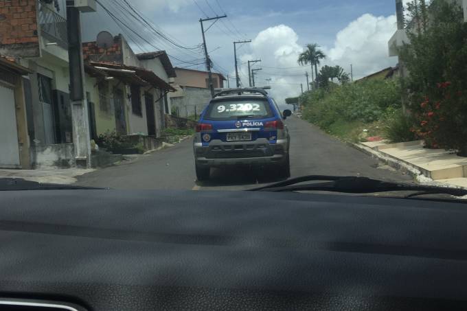 Imagem de Repórteres da revista "Veja" são detidos após tentarem entrevistar testemunha da morte de miliciano Imagem de Repórteres da revista "Veja" são detidos após tentarem entrevistar testemunha da morte de miliciano