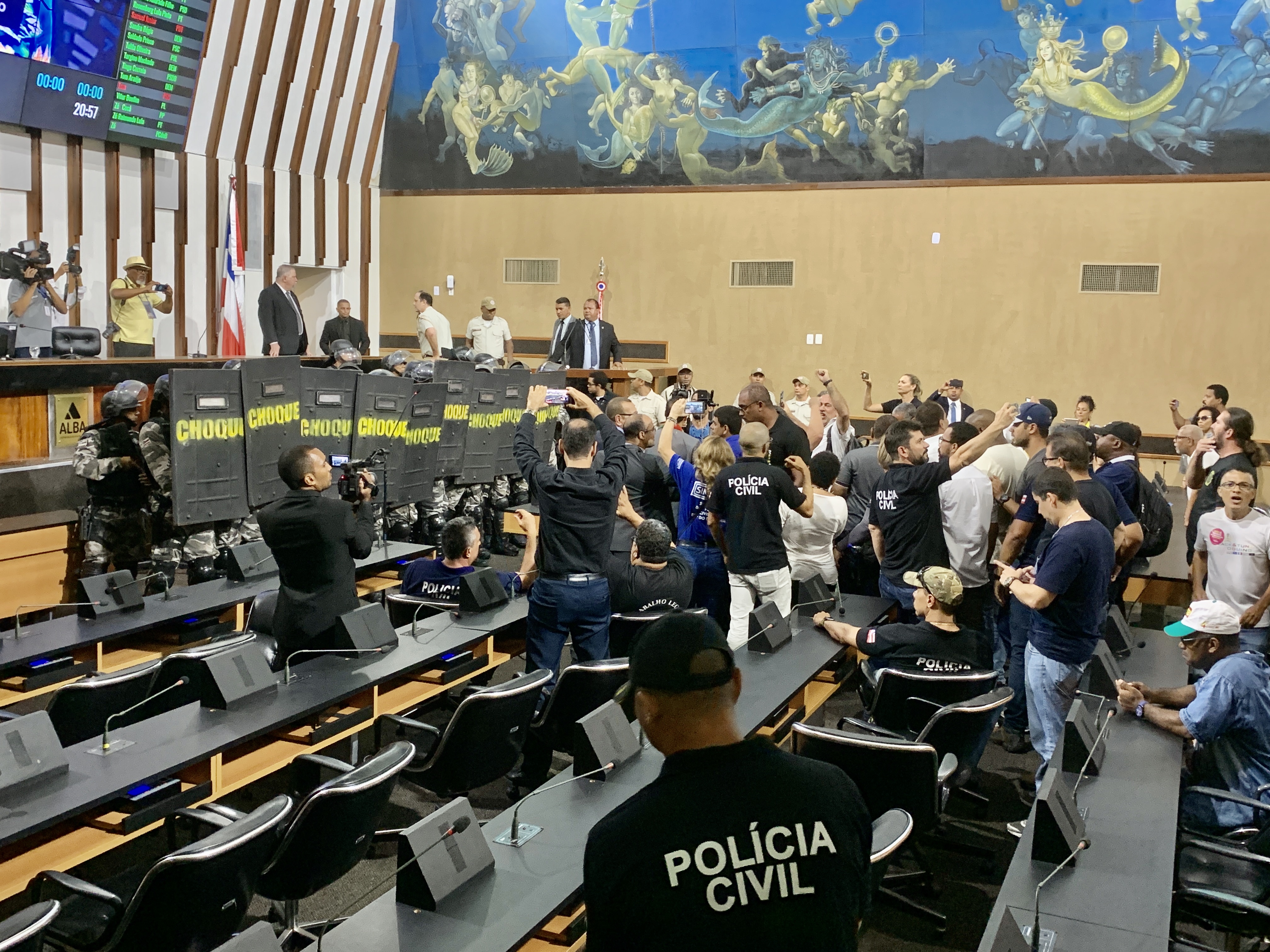 Policiais civis invadiram plenário da Assembleia para impedir votação da reforma de Rui Policiais civis invadiram plenário da Assembleia para impedir votação da reforma de Rui
