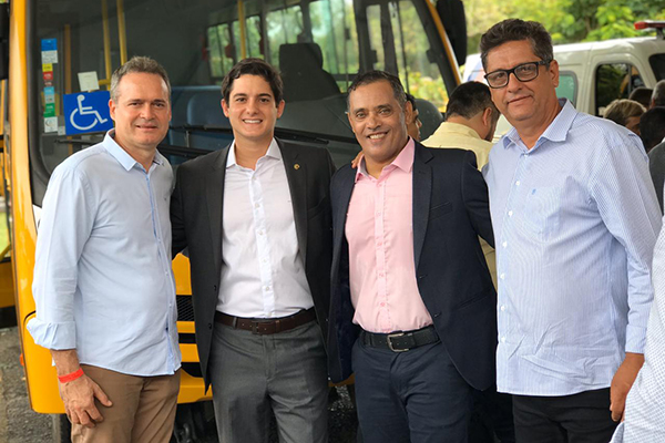 Marcelinho Veiga com os prefeitos de Tabocas do Brejo Velho, Itaetê e Wagner em entrega de novos veículos Marcelinho Veiga com os prefeitos de Tabocas do Brejo Velho, Itaetê e Wagner em entrega de novos veículos