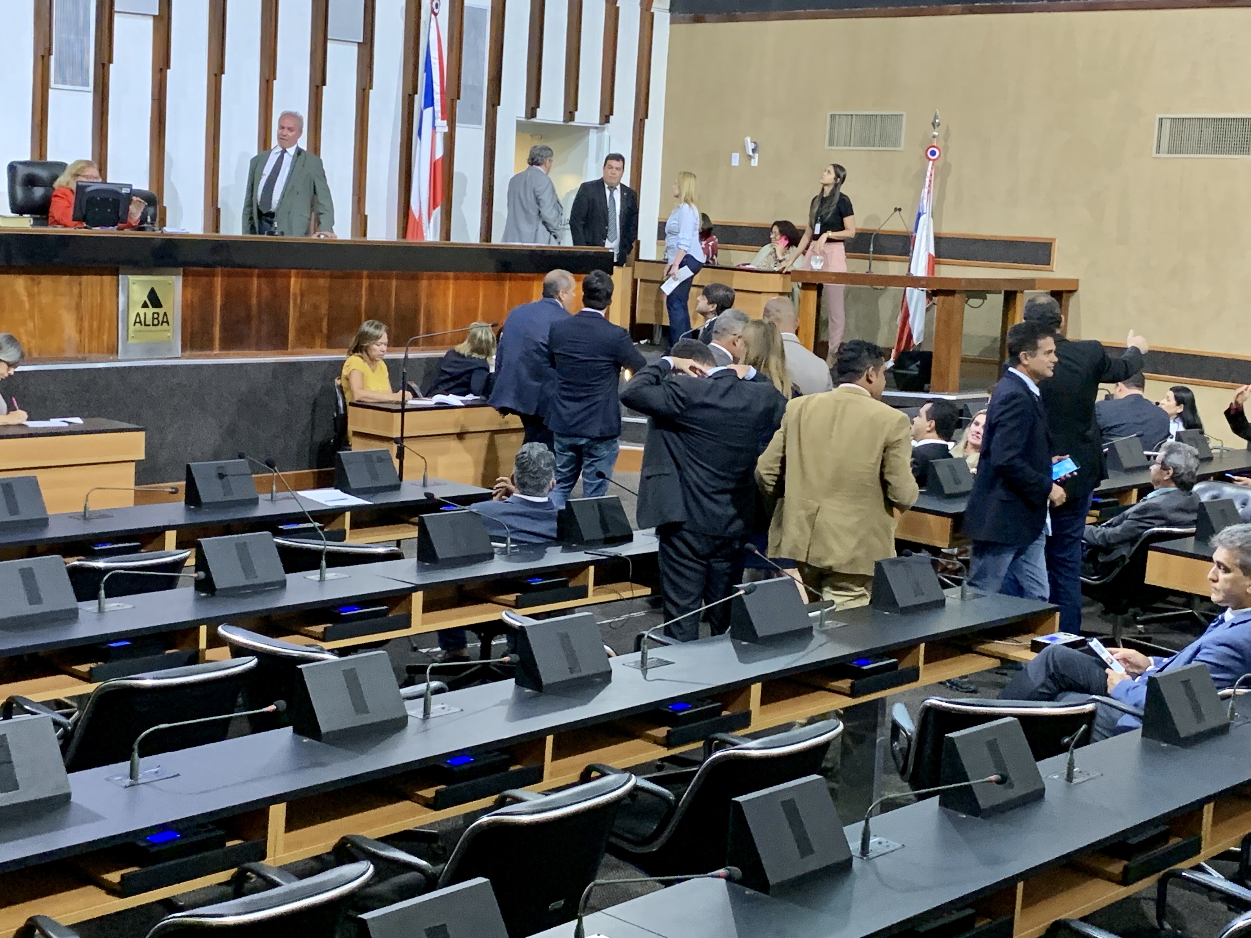 Régis e Câmara fazem contagem regressiva ao obstruir sessão  