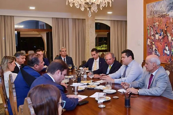 Auxiliares do presidente Jair Bolsonaro voltam à mesa de negociação sobre Orçamento impositivo Auxiliares do presidente Jair Bolsonaro voltam à mesa de negociação sobre Orçamento impositivo