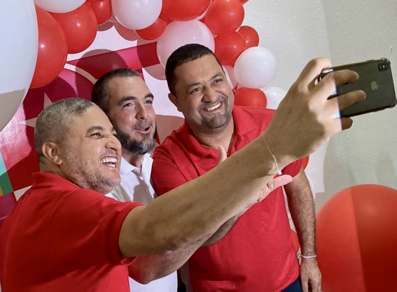 O 'candidato' Sandro Magalhães na foto com o deputado Osni, que se increspou ao saber que ele pode concorrer à presidência estadual do PT O 'candidato' Sandro Magalhães na foto com o deputado Osni, que se increspou ao saber que ele pode concorrer à presidência estadual do PT