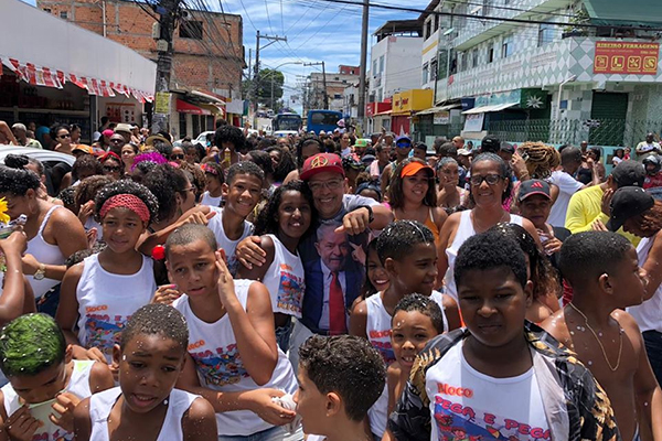 O vereador Luiz Carlos Suíca durante evento de carnaval no bairro de Pernambués O vereador Luiz Carlos Suíca durante evento de carnaval no bairro de Pernambués