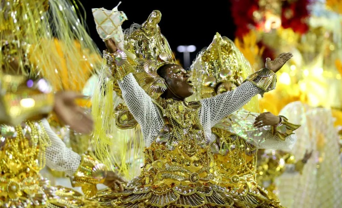 Unidos do Viradouro trouxe enredo: "Viradouro de alma lavada"  