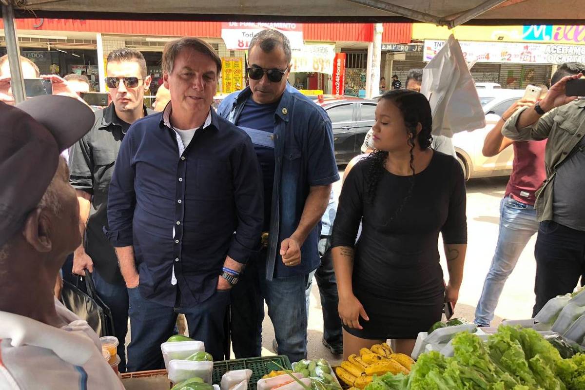 Jair Bolsonaro passeia por Brasília neste domingo (29)