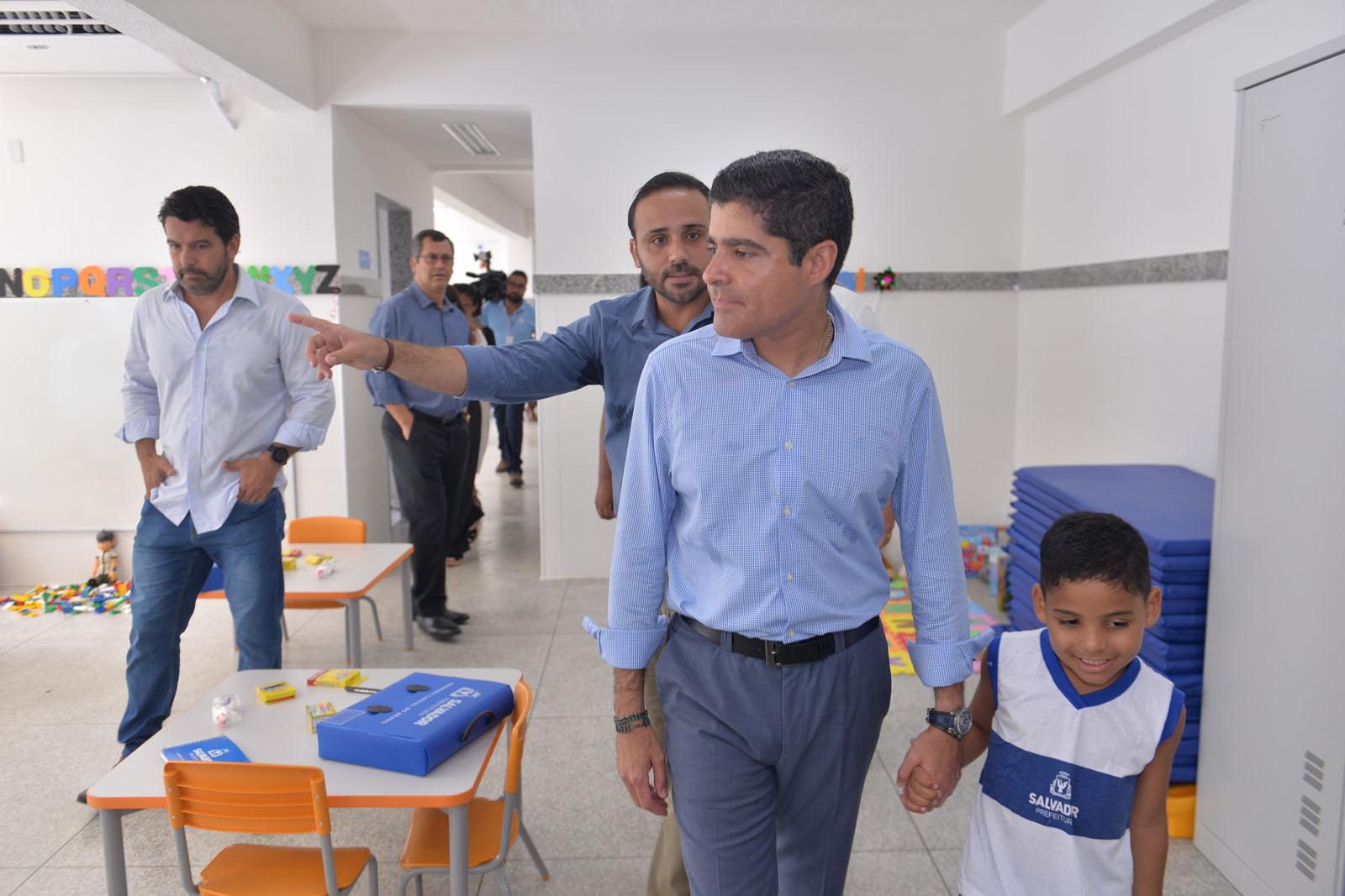 O prefeito ACM Neto e o secretário de Educação, Bruno Barral