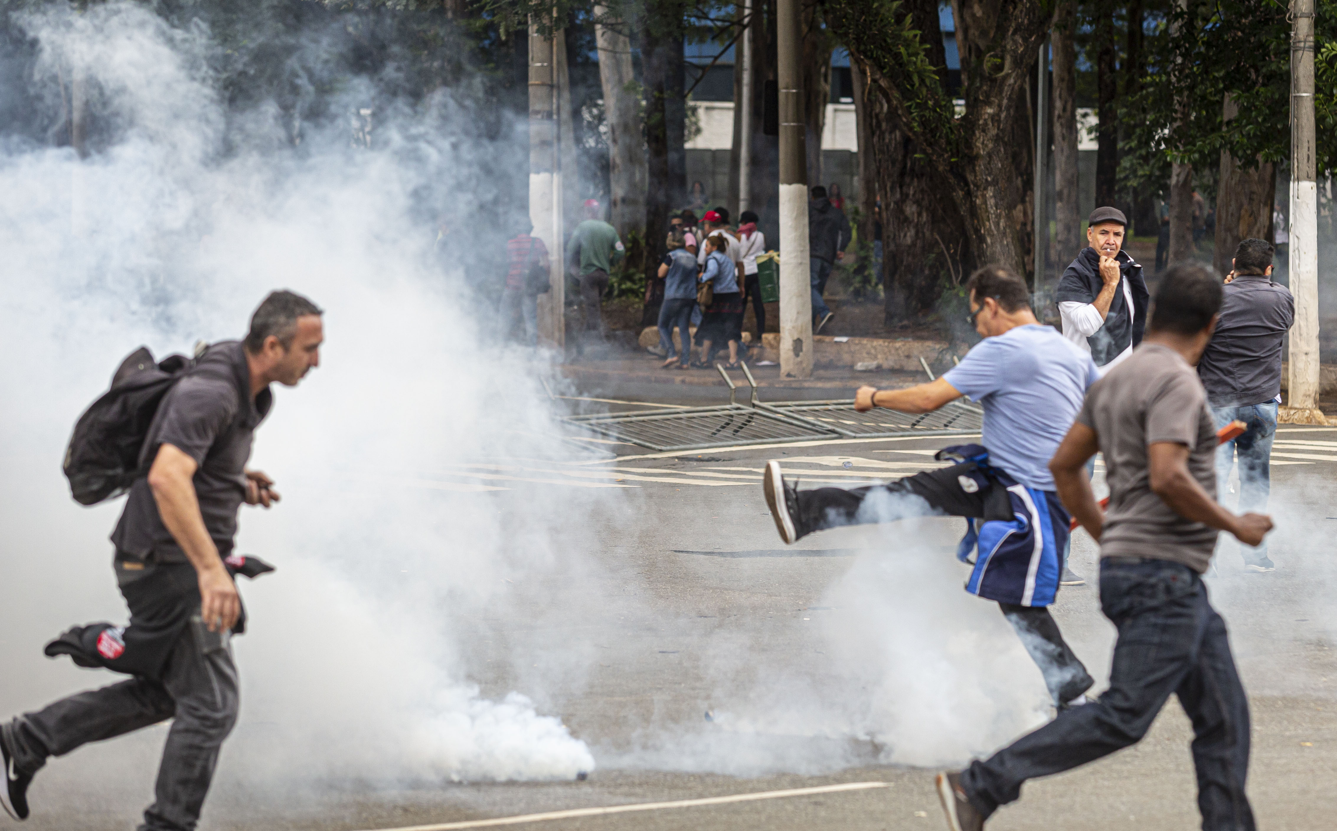 Placar foi de 59 a 32; funcionários públicos e tropa de choque entram em confronto