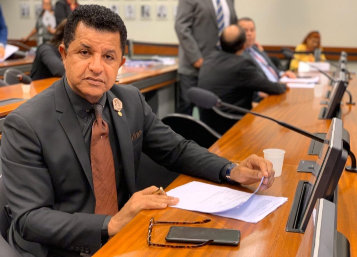 Imagem de Abílio Santana paga pensão, mas não registra filha, diz colunista