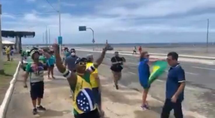 Imagem de Manifestantes contra isolamento social fazem carreata na orla de Salvador