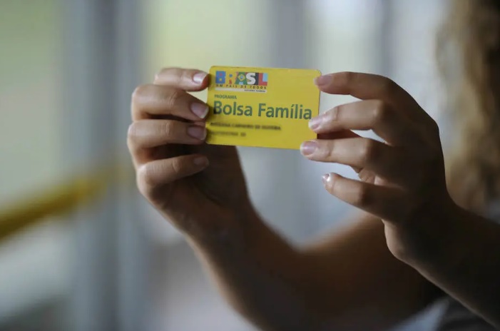 Caixa vai fazer 7,6 milhões de cartões de débito para beneficiários do Bolsa Família