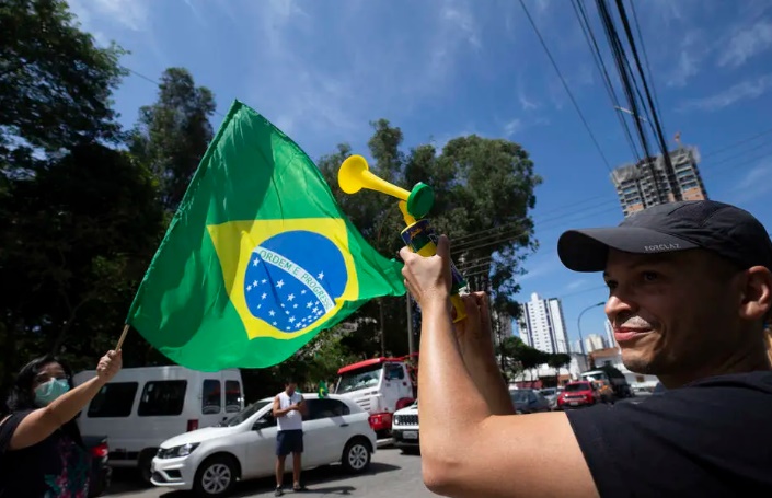 Comerciantes e empresários fizeram carreata pelas ruas de São Paulo pedindo a reabertura do comércio