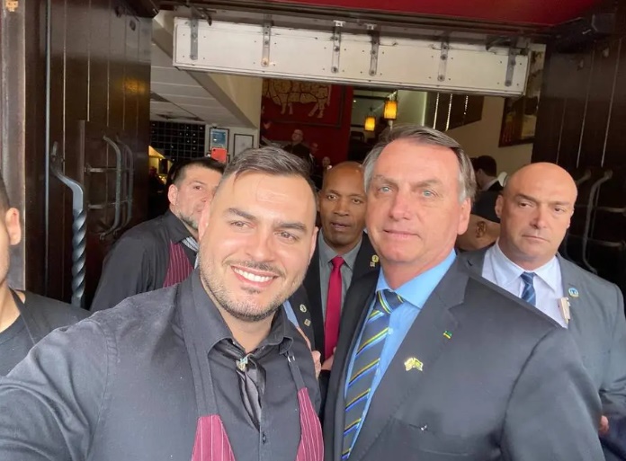 O garçom Franklin Oliveira com o presidente Jair Bolsonaro em Miami