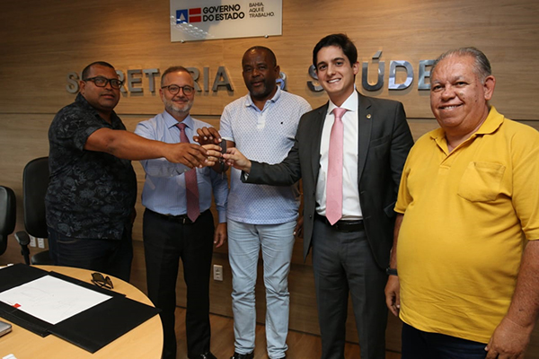 O deputado estadual Marcelinho Veiga (PSB) com políticos de Água Fria e o secretário da Saúde, Fábio Vilas-Boas, durante reunião que selou a entrega do veículo