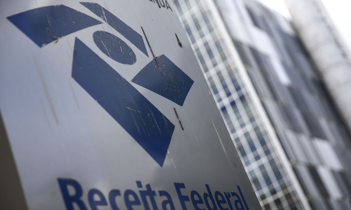 Cerca de 550 mil contribuintes receberão R$ 1,2 bilhão Cerca de 550 mil contribuintes receberão R$ 1,2 bilhão