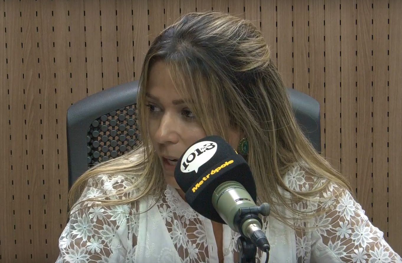 Na imagem, a advogada Michelle Sobral durante a entrevista na rádio Metrópole