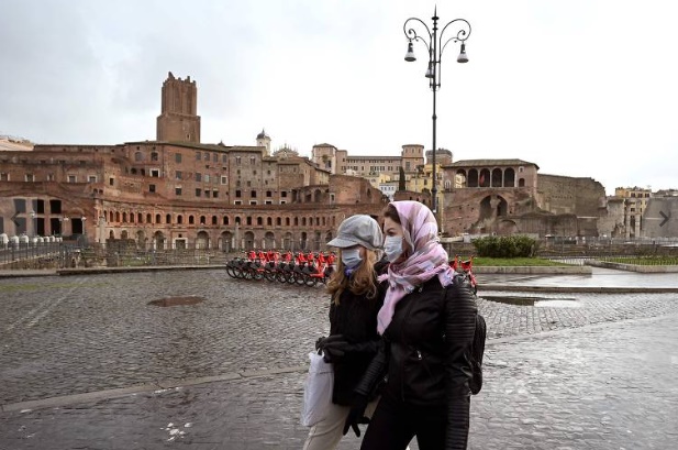 Mulheres usam máscaras em Roma