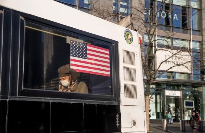 Passageiro usa máscara em Nova York para se proteger