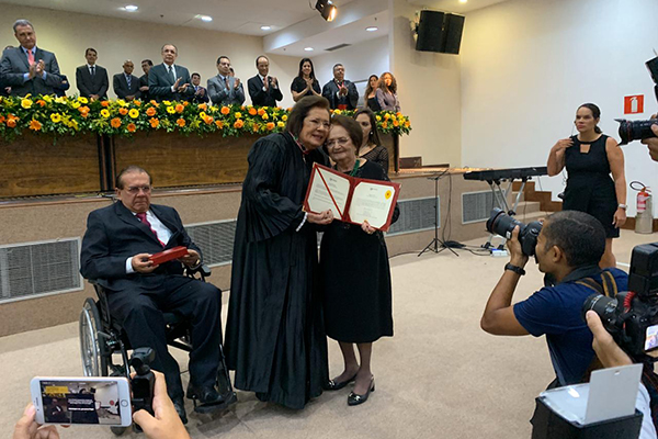 Procuradora Norma Cavalcanti recebe comenda das mãos da mãe em ato de posse no MP