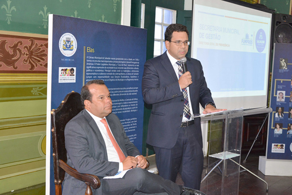 O secretário municipal de Gestão, Thiago Dantas, à direita, em apresentação na Câmara Municipal de Salvador